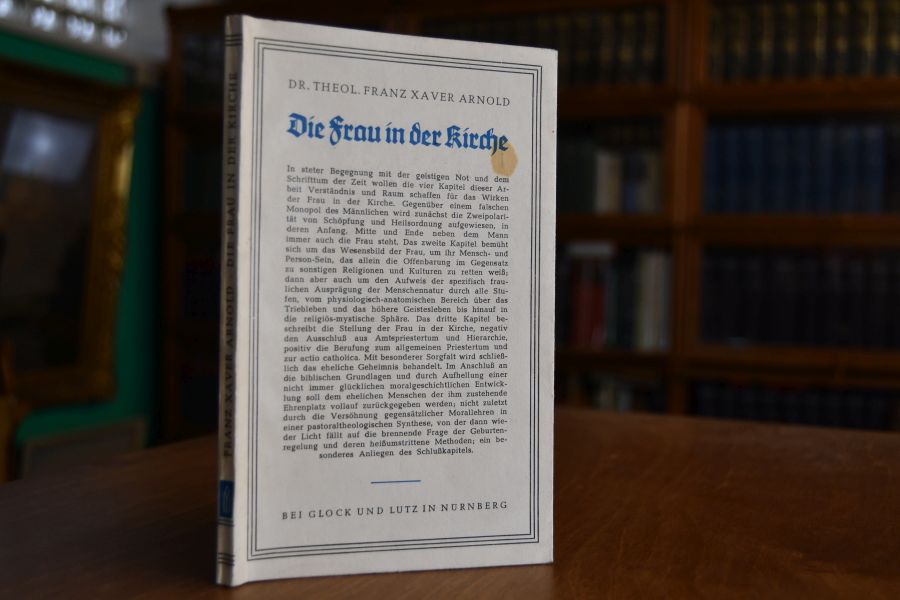 Die Frau in der Kirche.