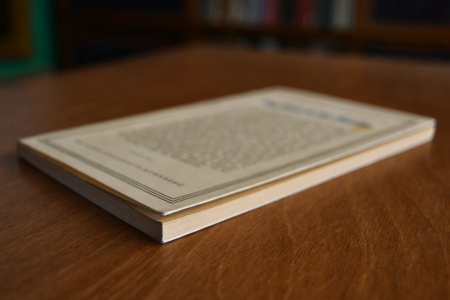 Die Frau in der Kirche.