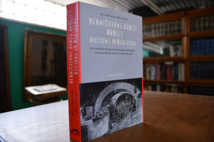 Vernichtung durch Arbeit. Rüstung im Bergwerk. ...