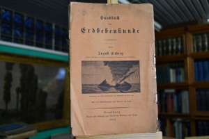 Handbuch der Erdbebenkunde.