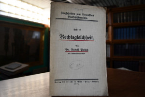 Rechtsgleichheit.