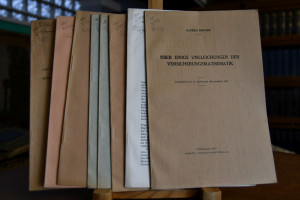 Konvolut von 8 Sonderdrucken. Enthält 1. Über d...