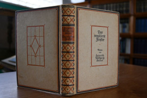 Das vergitterte Fenster.