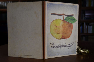 Vom schlafenden Apfel.