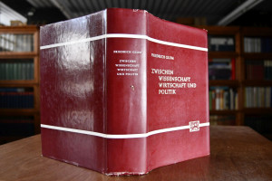 Zwischen Wissenschaft, Wirtschaft und Politik. ...