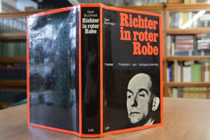 Richter in roter Robe. Freisler Präsident des V...