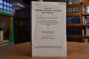 Über die Prüfung optischer Systeme mit Rastern.