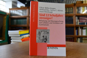 Sind 12 Schuljahre stressiger? Belastung und Be...