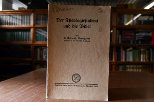 Der Theologiestudent und die Bibel.