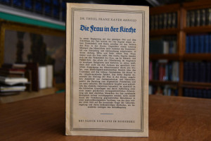 Die Frau in der Kirche.