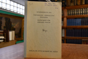 Kirchenglocken und Polizei.