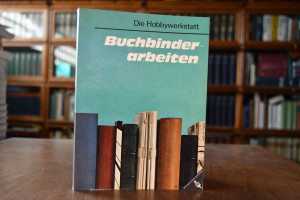Buchbindearbeiten.