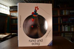Rund und eckig ein Formenspielbuch.