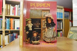 Puppen und Puppenhäuser.