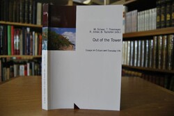 Out of the tower. Essays on culture and everyda...