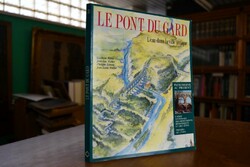 Le Pont du Gard. L`eau dans la ville antique.