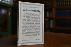 Die Frau in der Kirche.