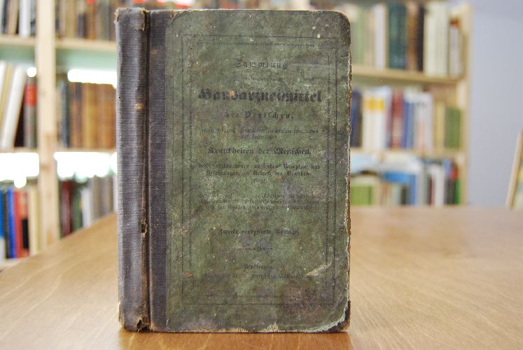 Sammlung der bewährtesten Hausarzneimittel der Deutschen, gegen die am meisten vorkommenden innerlichen und äußerlichen Krankheiten der Menschen, nebst verschiedenen nützlichen Recepten und Belehrungen, in Betreff der Krankenpflege. Versehen mit einem vollständigen alphabetischen Register über alle darin vorkommenden Krankheiten und der dagegen anzuwendenden Heilmitteln. Durchgesehen und geprüft von einem practischen Arzte.