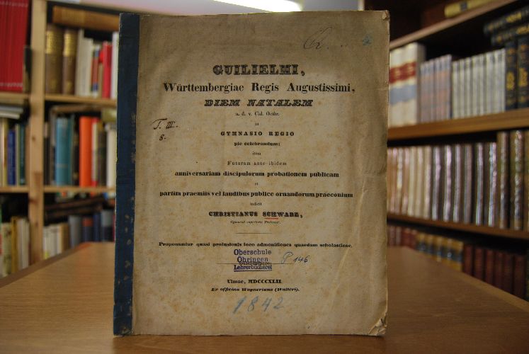Guilielmi, Württembergiae Regis Augustissimi, Diem Natalem a.d.v. Cal. Octbr. in Gymnasio Regio pie celebrandum; item Futuram ante ibidem anniversariam discipulorum probationem publicam et partim praemiis vel laudibus publice ornandorum praeconium iudicit Christianus Schwarz, Gymnasii superioris Professor. Proponuntur quasi prolusionis loco admonitiones quaedem scholasticae.