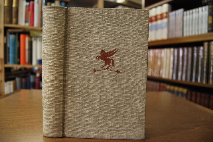 Weiße Mütze, buntes Band. Gedächtnis und Vermächtnis.