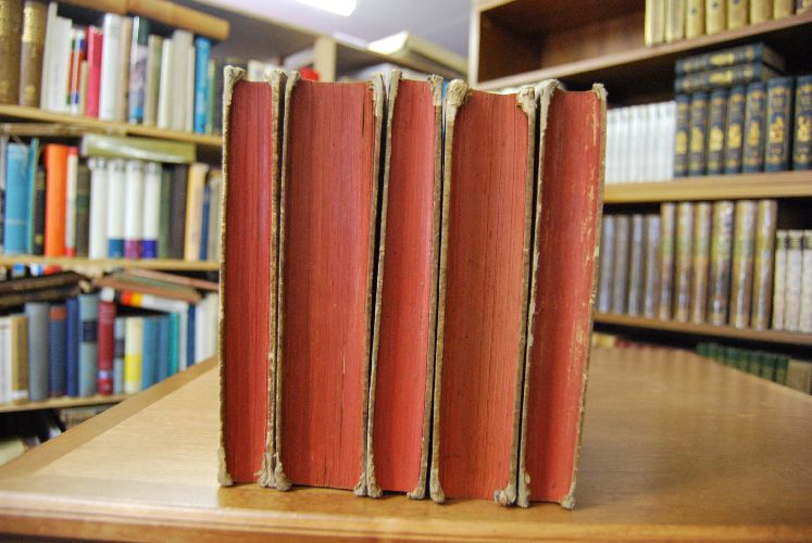 Bd. 1 Ehe-Geseze des Herzogthums Wirtemberg, in einem vollständigen systematischen Auszug aller dahin einschlagenden ältern und neuern Verordnungen, Rescripten, Resolutionen und Decreten. Bde. 2-4 Geseze des Herzogthums Wirtemberg aus ältern und neuen Verordnungen, Rescripten, Resolutionen und Dekreten. Bd. 5 Kirchen-Geseze des Königreichs Württemberg in Hinsicht auf den Evangelisch-Lutherischen Religions-Theil in einem vollständigen Auszuge aus den Königlichen Verordnungen von dem Anfange des Jahres 1798 bis zu dem Ende des Jahres 1808. Eine Fortsetzung der Hartmann`schen Sammlung von Kirchen-Gesezen. Beigebunden Die Königlich-Württembergischen Verordnungen in Schulsachen für evangelisch-lutherische Kirchen- und Schullehrer zur Erleichterung ihrer Amtsführung, in einem alphabetischen Auszuge dargestellet von Phil. Heinrich Schuler, Superintendenten und Stadtpfarrer in Freudenstadt.