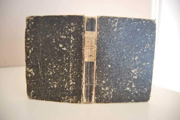 Sammelband mit Operntexten. Enthält 1. Der Brauer zu Preston. Komische Oper in 3 Akten. Nach dem Französischen von J. Cornet. Musik von J.Adam. München 1839. Druck Georg Franz. 52 S. 2. Der Wildschütz oder die Stimme der Natur, komische Oper in drei Aufzügen, nach Kotzebue frei bearbeitet. Musik bearbeitet von Albert Lortzing. München 1844. Druck bei Georg Franz. 79 S. 3. Alessandro Stradella. Oper in 3 Akten von W. Friedrich. Musik von Friedrich v. Flotow. München 1845, gedruckt bei Georg Franz. 51 S. 4. Hans Heiling, romantische Oper in 3 Akten, nebst einem Vorspiele von Eduard Devrient. Musik Heinrich Marschner. München 1847. Gedruckt bei Georg Franz. 47 S.