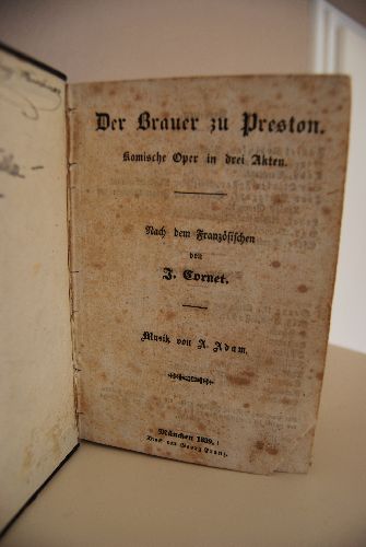 Sammelband mit Operntexten. Enthält 1. Der Brauer zu Preston. Komische Oper in 3 Akten. Nach dem Französischen von J. Cornet. Musik von J.Adam. München 1839. Druck Georg Franz. 52 S. 2. Der Wildschütz oder die Stimme der Natur, komische Oper in drei Aufzügen, nach Kotzebue frei bearbeitet. Musik bearbeitet von Albert Lortzing. München 1844. Druck bei Georg Franz. 79 S. 3. Alessandro Stradella. Oper in 3 Akten von W. Friedrich. Musik von Friedrich v. Flotow. München 1845, gedruckt bei Georg Franz. 51 S. 4. Hans Heiling, romantische Oper in 3 Akten, nebst einem Vorspiele von Eduard Devrient. Musik Heinrich Marschner. München 1847. Gedruckt bei Georg Franz. 47 S.
