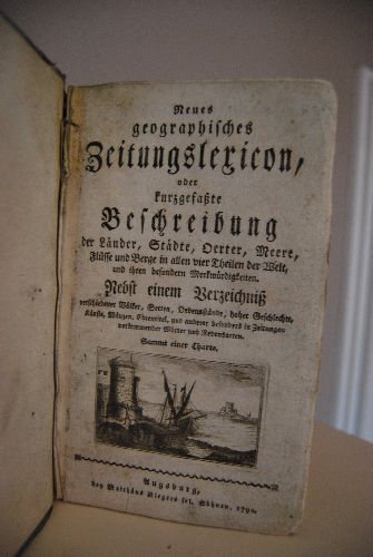 Neues geographisches Zeitungslexicon, oder kurzgefaßte Beschreibung der Länder, Staedte, Oerter, Meere, Flüsse und Berge in allen vier Theilen der Welt, und ihren besondern Merkwürdigkeiten. Nebst einem Verzeichniß verschiedener Völker, Secten, Ordensstände, hoher Geschlechte, Künste, Münzen, Ehrentitel, und anderer besonders in Zeitungen vorkommender Wörter und Redensarten, Sammt einer Charte.