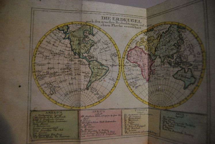 Neues geographisches Zeitungslexicon, oder kurzgefaßte Beschreibung der Länder, Staedte, Oerter, Meere, Flüsse und Berge in allen vier Theilen der Welt, und ihren besondern Merkwürdigkeiten. Nebst einem Verzeichniß verschiedener Völker, Secten, Ordensstände, hoher Geschlechte, Künste, Münzen, Ehrentitel, und anderer besonders in Zeitungen vorkommender Wörter und Redensarten, Sammt einer Charte.