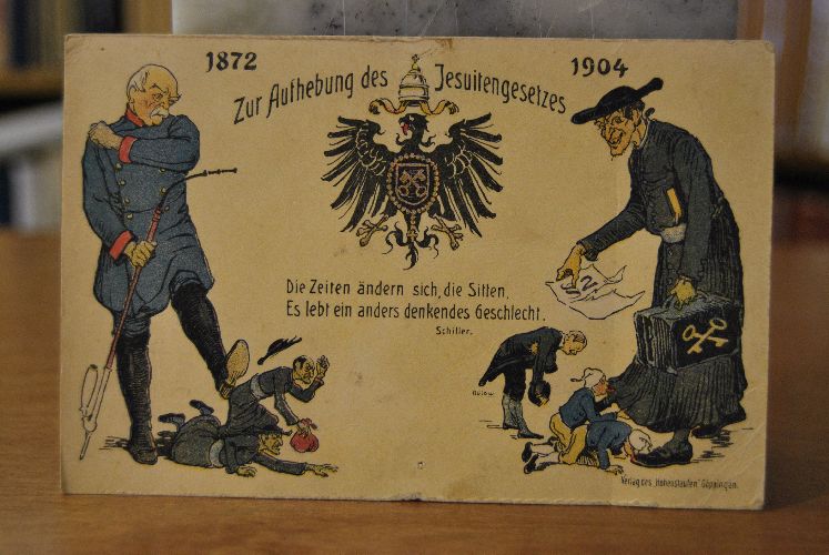 Zur Aufhebung des Jesuitengesetzes 1872-1904. Die Zeiten ändern sich, die Sitten. Es lebt ein anders denkendes Geschlecht. (Schiller). Karikaturkarte.
