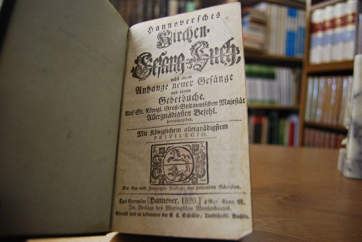 Hannoversches Kirchen-Gesang-Buch, nebst einem Anhange neuer Gesänge und einem Gebetbuche. Auf Sr. Königl. Groß-Britannischen Majestät Allergnädigsten Befehl herausgegeben. Beigebunden Vermehrtes Gebet-Buch aus Arnds, Gerhards, Lassenii und anderer evangelischen Lehrer geistreichen Büchern zusammen getragen, nebst den Kirchen-Collecten und Antiphonen. Außerdem beigebunden Episteln und Evangelia auf alle Sonn- und Fest-Tage, nebst den festlichen Vorlesungen; mit beygefügter Harmonischen Geschichte des Leidens, Todes und der Auferstehung Jesu Christi, wie auch der Beschreibung von der Zerstörung der Stadt Jerusalem.