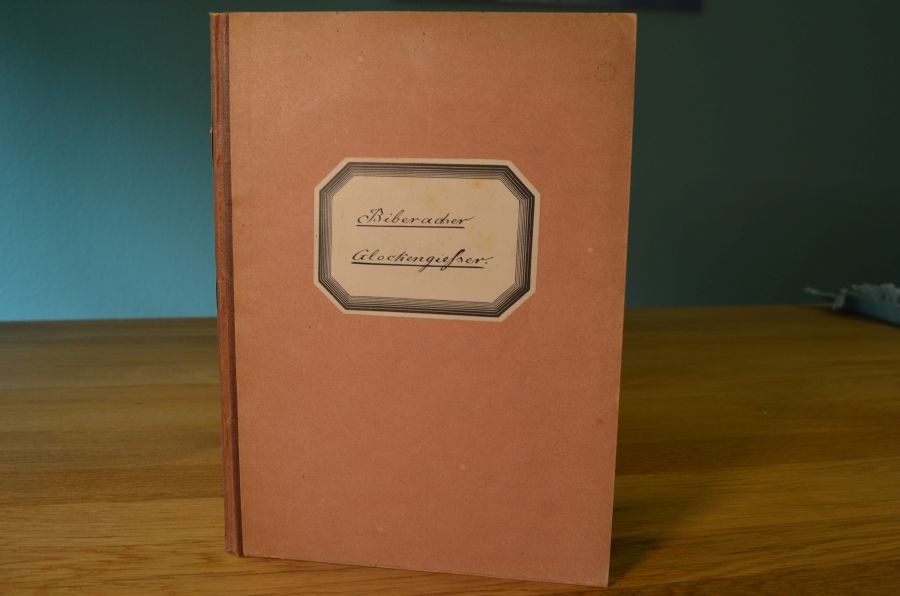 Heft mit Sammlungen von Reinhold Schelle, dem Biberacher Ehrenbürger und Gründer des Wieland Museums über die Biberacher Glockengießer. Hauptsächlich ein Verzeichnis der Glocken welche von 1842 bis 1906 in der Glockengießerei der Familie Zoller verfertigt worden sind (49 S. mit 1122 Glocken). Beiliegend auch handschriftliches Verzeichnis der Glocken von Wenzeslaus Becker mit 59 Glocken und andere Aufstellungen.