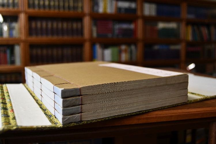 Zehnbambushalle. Shih-chu-chai chien-p`u (Sammlung verzierten Briefpapiers aus der Zehnbambushalle). Holzschnitt-Druck in der Technik des Originals. 4 Bde. Mit 250 Farbholzschnitten teilweise in Prägedruck.