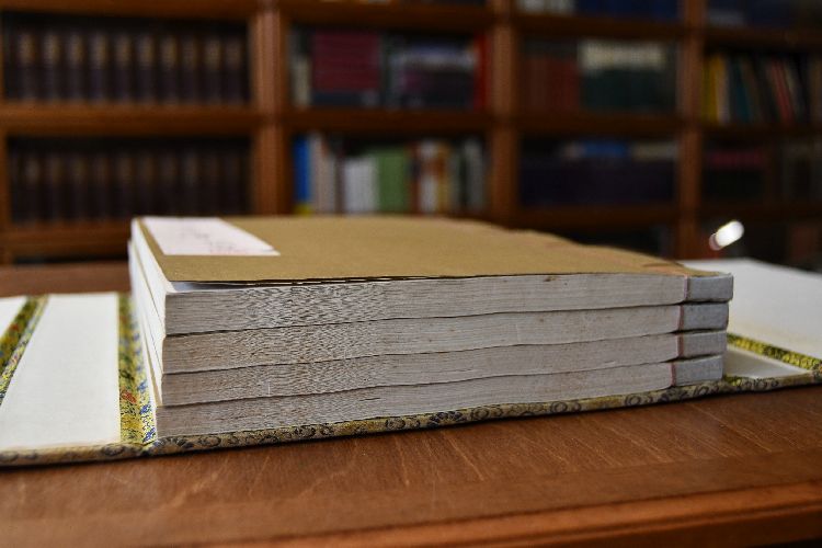 Zehnbambushalle. Shih-chu-chai chien-p`u (Sammlung verzierten Briefpapiers aus der Zehnbambushalle). Holzschnitt-Druck in der Technik des Originals. 4 Bde. Mit 250 Farbholzschnitten teilweise in Prägedruck.