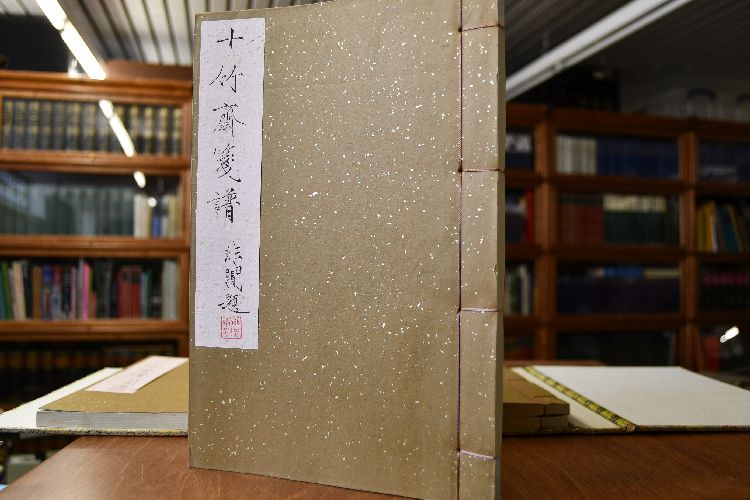 Zehnbambushalle. Shih-chu-chai chien-p`u (Sammlung verzierten Briefpapiers aus der Zehnbambushalle). Holzschnitt-Druck in der Technik des Originals. 4 Bde. Mit 250 Farbholzschnitten teilweise in Prägedruck.