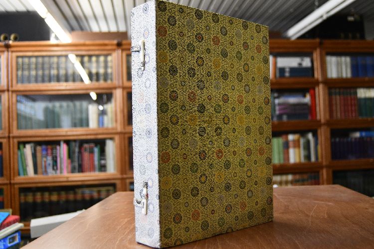 Zehnbambushalle. Shih-chu-chai chien-p`u (Sammlung verzierten Briefpapiers aus der Zehnbambushalle). Holzschnitt-Druck in der Technik des Originals. 4 Bde. Mit 250 Farbholzschnitten teilweise in Prägedruck.