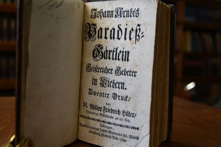 Johann Arndts Paradieß-Gärtlein. Geistreicher Gebetter in Liedern. Zweyter Druck von M. Philipp Friedrich Hiller, Pfarrern zu Mühlhausen an der Enz. Beigebunden M. Philipp Friedrich Hillers, Pfarrers zu Steinheim in dem Hertzogthum Würtemberg, Gott-geheiligte Morgen-Stunden zur Poetischen Betrachtung des Thaues nach etlichen Sprüchen Heil Schrifft angewendet, und mit einemProbstück von dem Leben Jesu Christi unsers Herrn, nach einstimmiger Bes chreibung der vier Evangeliste begleitet. Tübingen, Joh. Christoph Löffler, 1748. 96 S.
