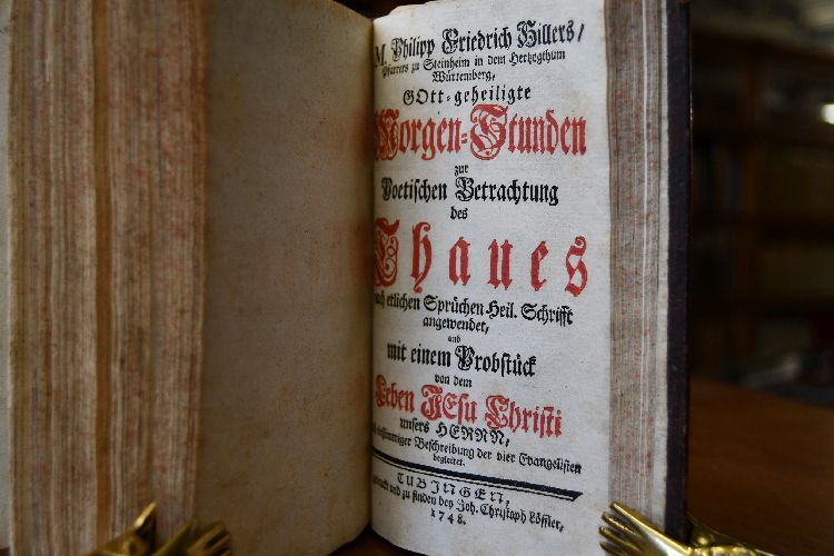 Johann Arndts Paradieß-Gärtlein. Geistreicher Gebetter in Liedern. Zweyter Druck von M. Philipp Friedrich Hiller, Pfarrern zu Mühlhausen an der Enz. Beigebunden M. Philipp Friedrich Hillers, Pfarrers zu Steinheim in dem Hertzogthum Würtemberg, Gott-geheiligte Morgen-Stunden zur Poetischen Betrachtung des Thaues nach etlichen Sprüchen Heil Schrifft angewendet, und mit einemProbstück von dem Leben Jesu Christi unsers Herrn, nach einstimmiger Bes chreibung der vier Evangeliste begleitet. Tübingen, Joh. Christoph Löffler, 1748. 96 S.