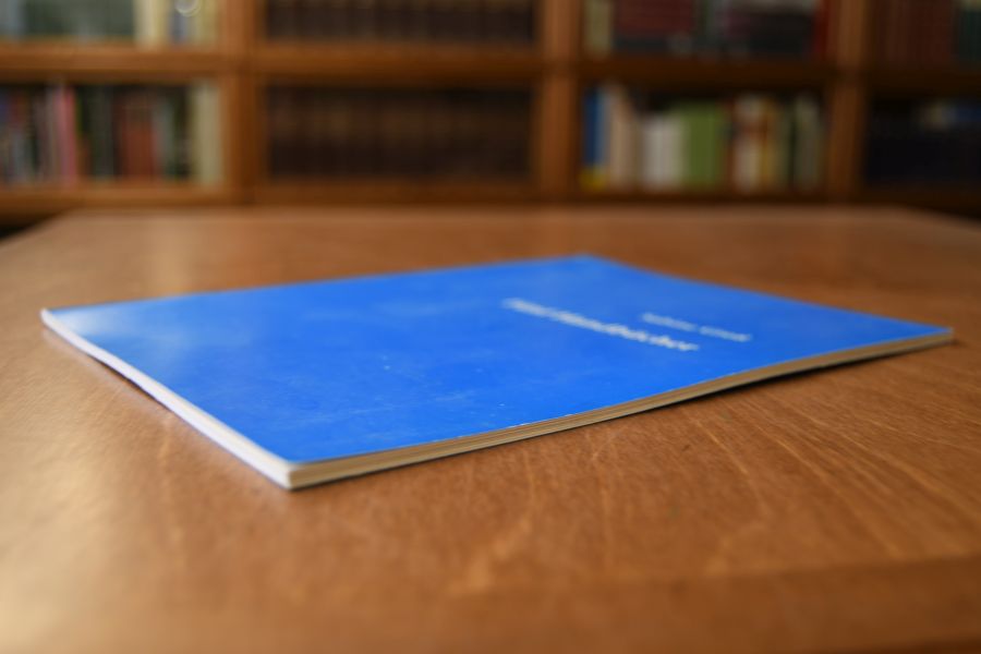 Fünf Handbücher.
