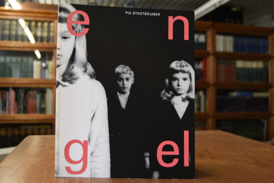 Engel [anlässlich der Ausstellung Pia Stadtbäumer. Engel, 10. Juni bis 29. Juli 2001, Kunstverein Ulm].