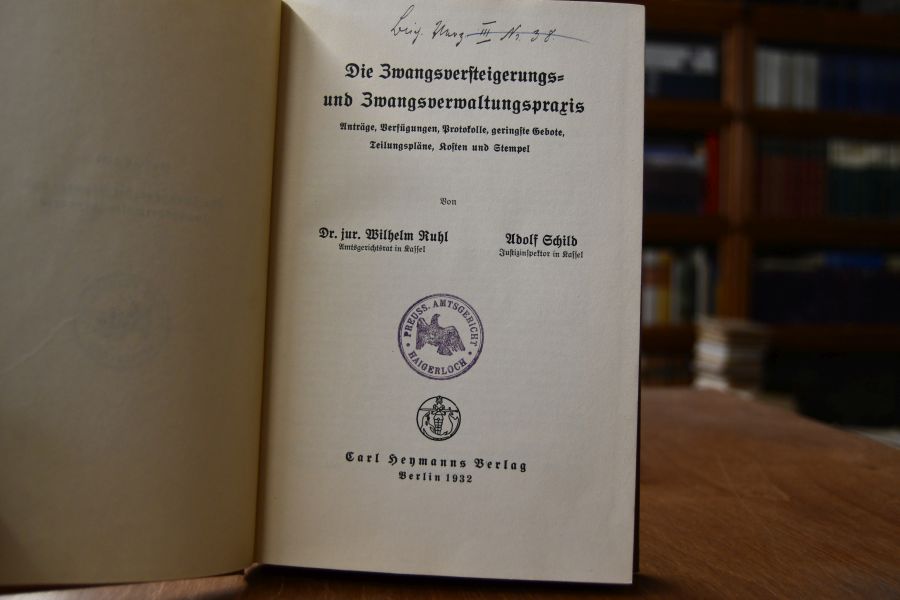 Die Zwangsversteigerungs- und Zwangsverwaltungspraxis. Anträge, Verfügungen, Protokolle, geringste Gebote, Teilungspläne, Kosten und Stempel.
