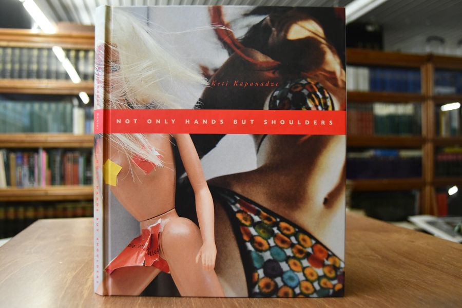 Keti Kapanadze, not only hands but shoulders [Ausstellungen 2002/2003, 14.4.-20.5.2002, Kunsthalle Göppingen ; 16.6. - 25.8.2002, Städtische Galerie Villingen-Schwenningen ; 15.3.-4.5.2003 Museum Bochum]