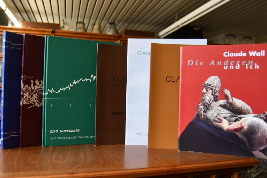 Konvolut von 7 Katalogen. Enthält Claude Wall, Bilder einer Ausstellung 1995-1998, Mannheim, Falzone; Claude Wall, Die Anderen & Ich, Galerie Fellbach, 2000; Claude Wall, Ciao Novecento, Auf Wiedersehen Zwanzigstes Jahrhundert, Schloss Hardenberg, 2001; Claude Wall, Skulpturen für Bilder, Fellbach o.J.; Claude Wall, Jäger und Sammler, Aachen, 2004; Hübl, Claude Wall, Ludwigsburg; Claude Wall, Die Anderen und Ich, Neunkirchen, 2008.