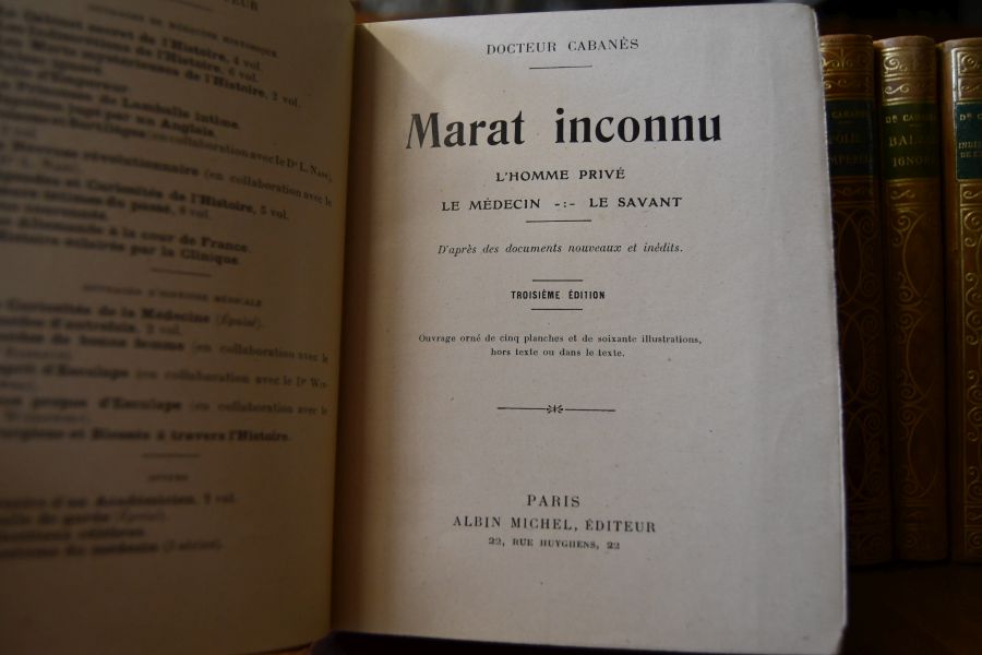 19 Bde. Medicine historique. Enthält Le Mal Hereditaire 2 Bde. [Les descendants de Charles-Quint, Les Bourbons d`Espagne]; L`Enfer de l`Histoire 2 Bde. [Les Reprouves et les Calomnies, Princesses et Souverains]; Les Morts mysterieuses de l`Histoire 2 Bde. [Rois, Reines et Princes Francais de Charlemagne a Louis XIII, De Louis XIII a Napoleon III]; La Nevrose Revolutionnaire 2 Bde.; Marat inconnu [L`Homme prive, le Medecin, Le Savant]; Fous couronnes [Jeanne la Folle, Philippe II, d`Espagne, Pierre le Grand, Pierre III, Paul Ier de Russie, Christian VII de Danemark, Othon et Louis II de Baviere]; La Belle-Soeur du Grand Roi (Une Allemande a la Cour de France) [La Princesse Palatine, Les Petits Talents du Grand Frederic, un Medecin Prussien, Espion dans les Salons romantiques]; Folie d`Empereur [Une dynastie de degeneres, Guillaume II juge par la science]; Balzac ignore; Les Indiscretions de l`Histoire, 6 Bde.