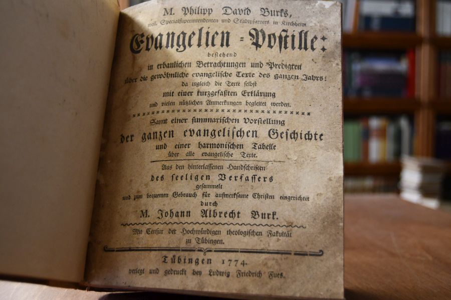 Evangelien-Postille, bestehend in erbaulichen Betrachtungen und Predigten über die gewöhnliche evangelische Texte des ganzen Jahres da ungleich die Texte selbst mit einer kurzgefaßten Erklärung und vielen nützlichen Anmerkungen begleitet werden. Samt einer summarischen Vorstellung der ganzen evangelischen Geschichte und einer harmonischen Tabelle über alle evangelische Texte. Aus den hinterlassenen Handschriften des seeligen Verfassers gesammelt und zum bequemen Gebrauch für aufmerksame Christen eingerichtet durch Johann Albrecht Burk.