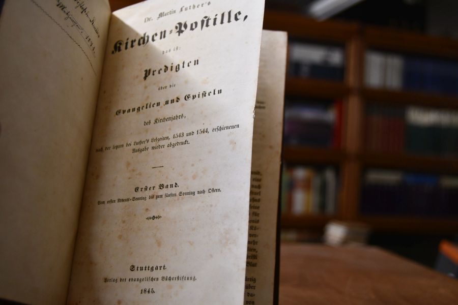 Martin Luther`s Kirchen-Postille. Das ist Predigten über die Evangelien und Episteln des Kirchenjahrs, nach der letzten bei Luther`s Lebzeiten, 1543 und 1544, erschienenen Ausgabe wieder abgedruckt. Erster Band (von 2). Vom ersten Advents-Sonntag bis zum fünften Sonntag nach Ostern.
