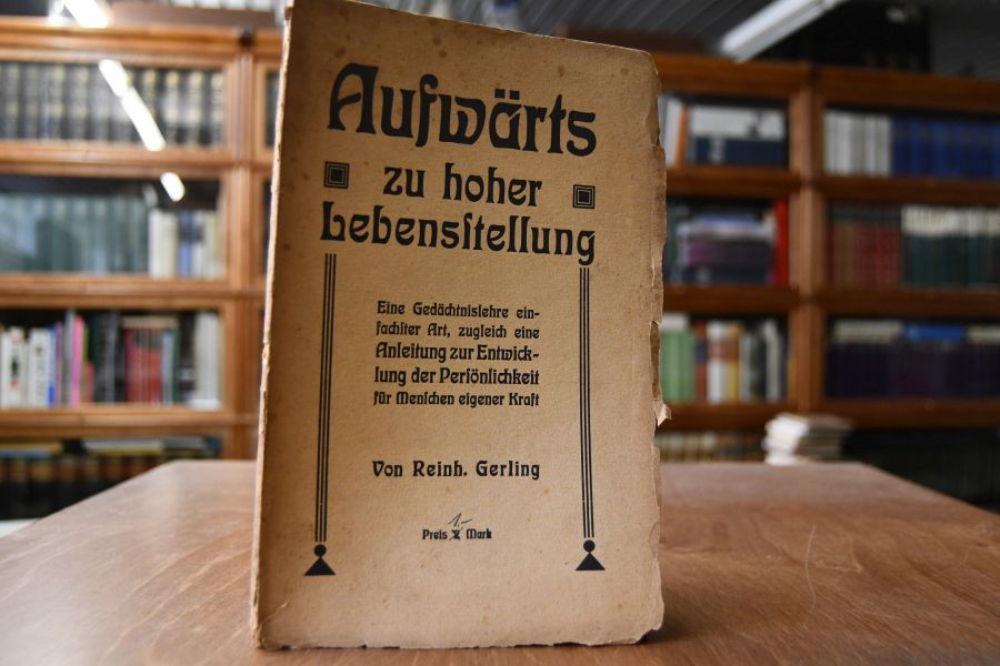 Aufwärts zu hoher Lebensstellung. Eine Gedächtnislehre einfachster Art, zugleich eine Anleitung zur Entwicklung der Persönlichkeit für Menschen eigener Kraft.