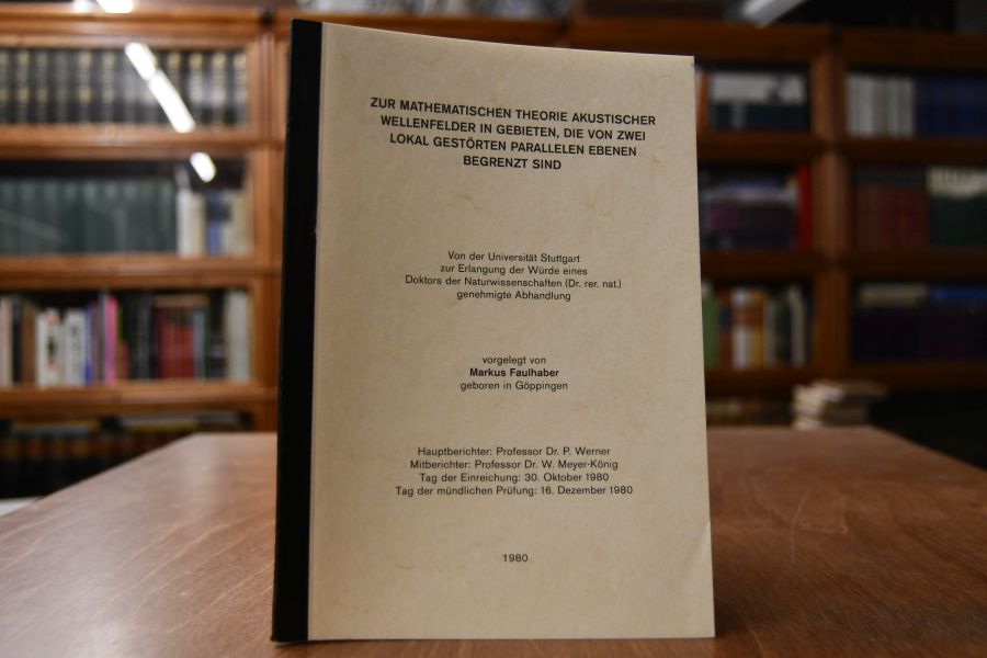 Zur mathematischen Theorie akustischer Wellenfelder in Gebieten, die von zwei lokal gestörten parallelen Ebenen begrenzt sind.