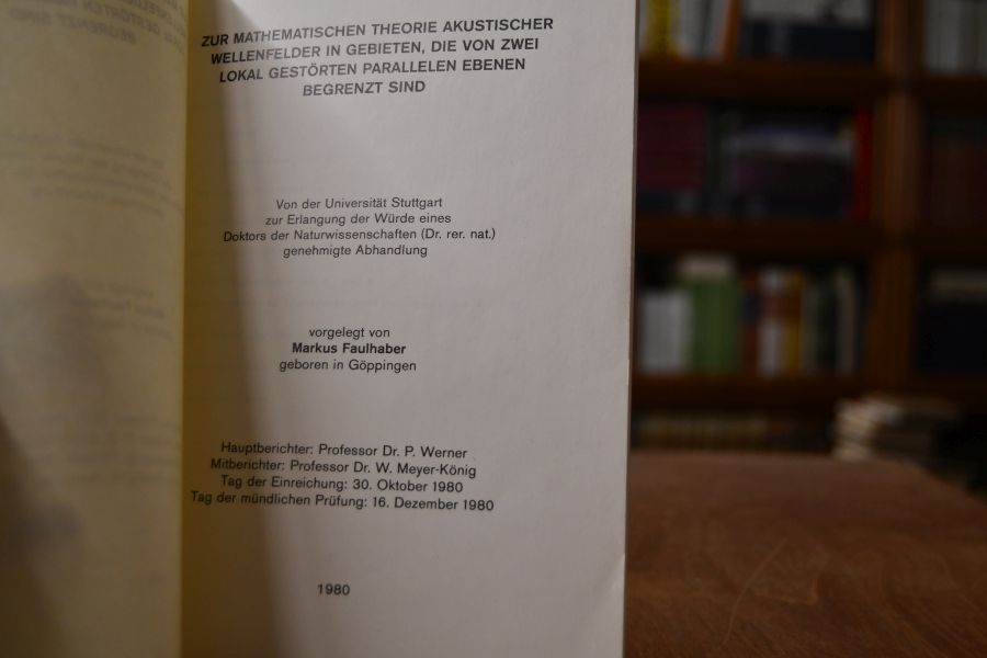 Zur mathematischen Theorie akustischer Wellenfelder in Gebieten, die von zwei lokal gestörten parallelen Ebenen begrenzt sind.