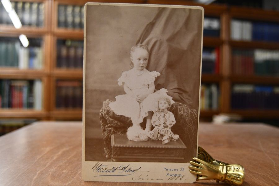 Kinderbild von María de las Mercedes de Borbón y Habsburgo-Lorena. Handschriftlich datiert auf Vorderseite Juni 1882.
